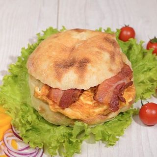 Topli sendvič- slanina + kajgana  3 jaja