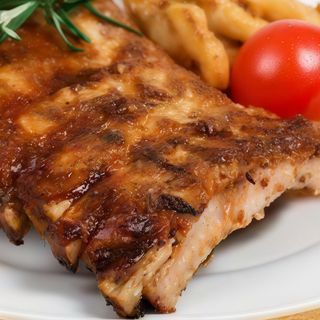 Pečeno svinjsko meso  procija 1kg -1.2 kg + PRILOG POMFRIT