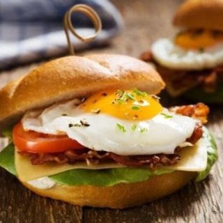 Topli sendvič- slanina + 3 jaja