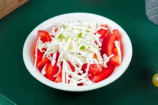 Paradajz sa feta sirom