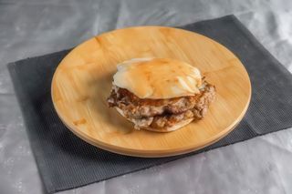 Pljeskavica u somunu 150g