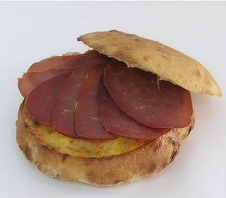 Lepinja sa kajmakom i pršutom