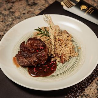 Biftek sa ječmenim rižotom i šumskim pečurkama