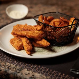 Pohovani pileći štapići & spicy krompir