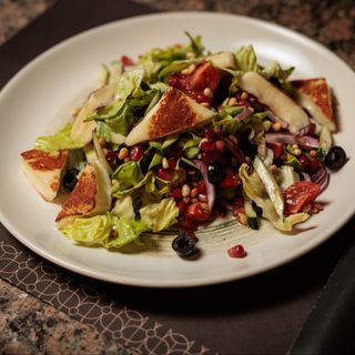 Salata sa grilovanim halumi sirom