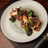 Pohovani brie u lešniku i bademu