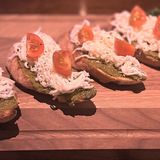 Zapečeni brusketi sa pestom i mocarelom