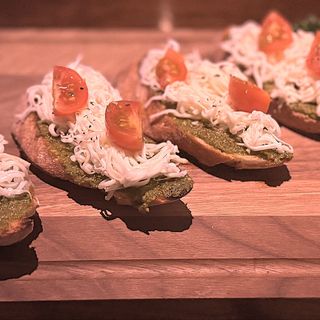 Zapečeni brusketi sa pestom i mocarelom