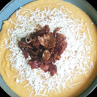 Palenta sa sirom i mrvljenom slaninom