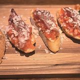 Pomodore brusketi sa svinjskom pršutom