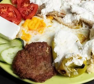 Avlija doručak sa pljeskavicom