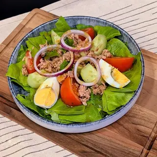 Light salad with tuna and egg