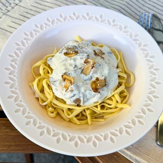 Spaghetti with mushroom cream sauce