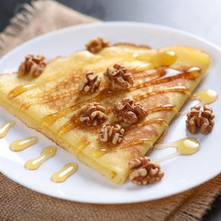 PALAČINKE SA MEDOM I ORASIMA