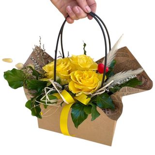 Aranžman u ukrasnoj tašnici sa žutim ružama