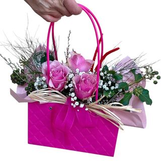 Tamno roze aranžman u ukrasnoj tašnici