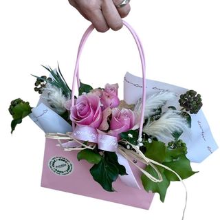 Aranžman u ukrasnoj tašnici