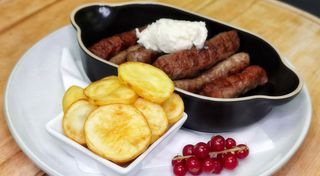 Ćevapi sa kajmakom