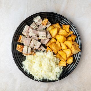 Obrok rolovana jagnjetina sa čobanskim krompirom i salatom + Coca-Cola 0,33