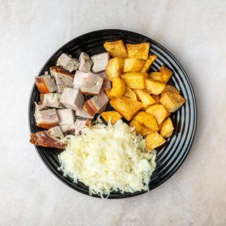 Obrok rolovana prasetina sa čobanskim krompirom i salatom + Coca-Cola 0,33