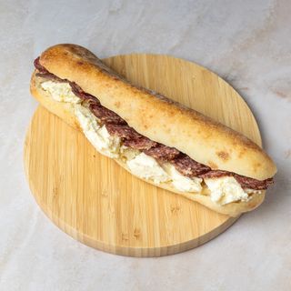 Čobanski somun sa sudžukom i sirom