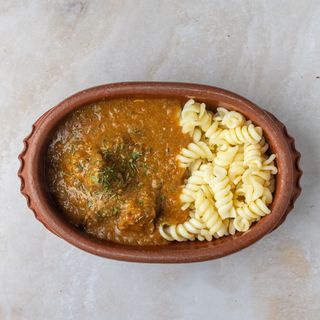 Svinjski gulaš sa makaronama 