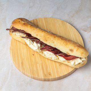 Čobanski somun sa pršutom i kajmakom