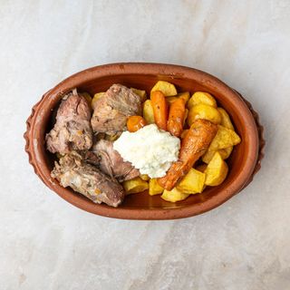 Čobanski jagnjeći sač sa krompirom i kajmakom 200gr.