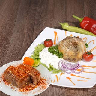 Jagnjeća sarmica u maramici + pihtije