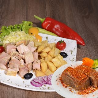 Čobanski obrok sa rolovanom piletinom + pihtije