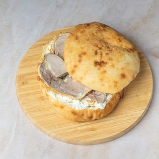 Čobanska lepinja sa rolovanom jagnjetinom i sirom