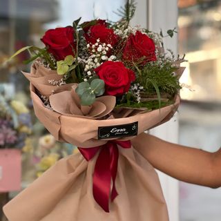 Buket od 5 crvenih ruza u pakovanju bombonica