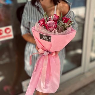 Mini bombonica buket od 5 ruza u rozom pakovanju 