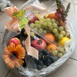 Vocna korpa sa sezonskim vocem,cvecem,vinom