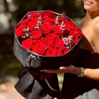 Crvene ruze u coco chanel pakovanju