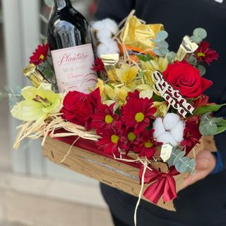 Gajbica sa vinom,cokoladicama,kafom i cvecem