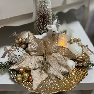 Novogodisnji aranzman na tanjiru u zlatnoj boji