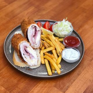 Svinjska karađorđeva sa dimljenim vratom i kačkavaljem