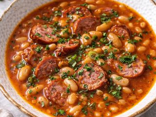 Čorbast pasulj sa kobasicom