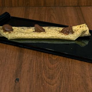 Crni krem sa mrvicama lešnika