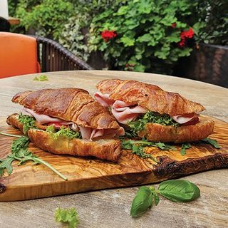 Kroasan sendvič sa mortadelom