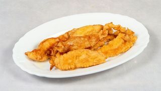 Pohovani pileći file na porciju