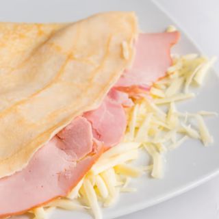 Slana palačinka sa pečenicom