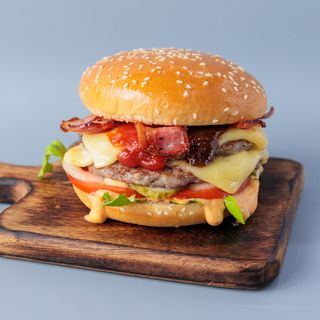 Triple Bejkon burger