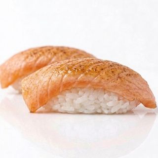 Sushi zapaljeni losos nigiri