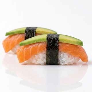 Sushi losos i avocado nigiri