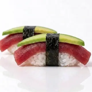 Sushi tuna i avocado nigiri