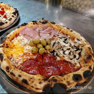 Quattro stagioni pizza