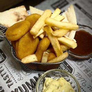 Pileći Nuggets-i sa umacima i pomfritom