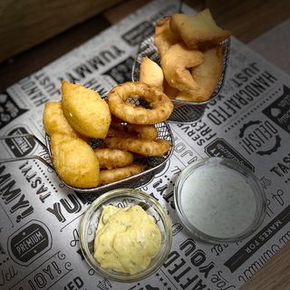 Kroketi punjeni kackavaljem, sa kolutovima luka i umacima